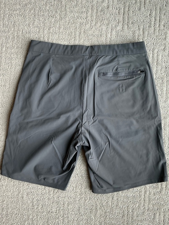 Vuori Men’s Medium Fleet Chino Short Charcoal 8” Inseam - Picture 2 of 8